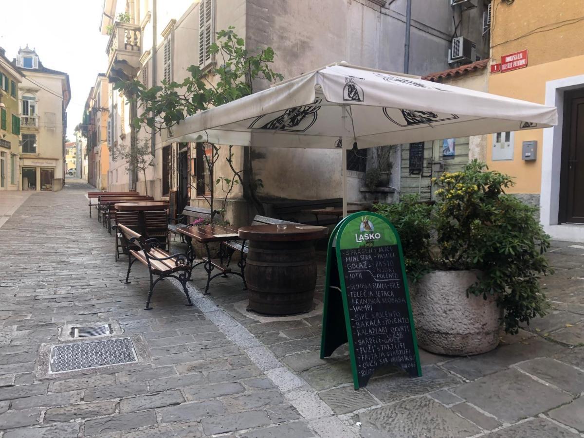 Pri Piratski Macki - At The Pirate Cat - Dal Gatto Pirata Koper Exterior photo
